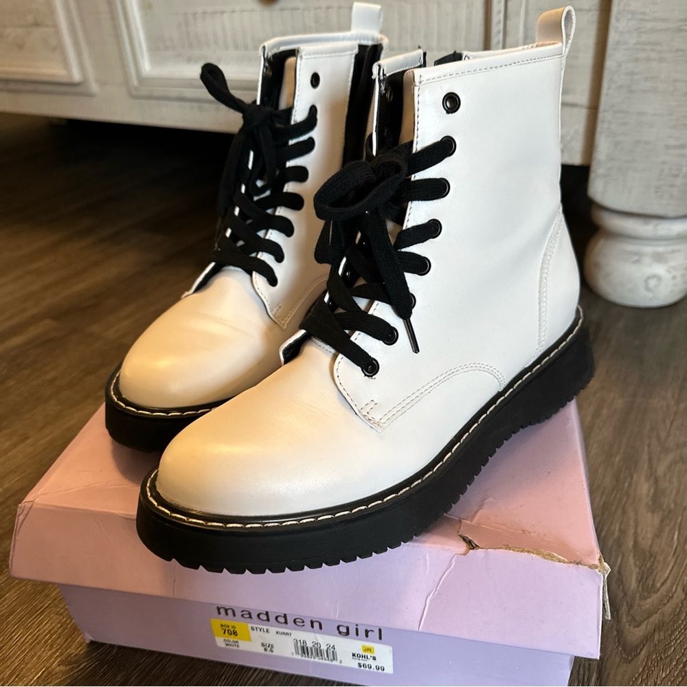 Steve Madden white boots 8 1/2